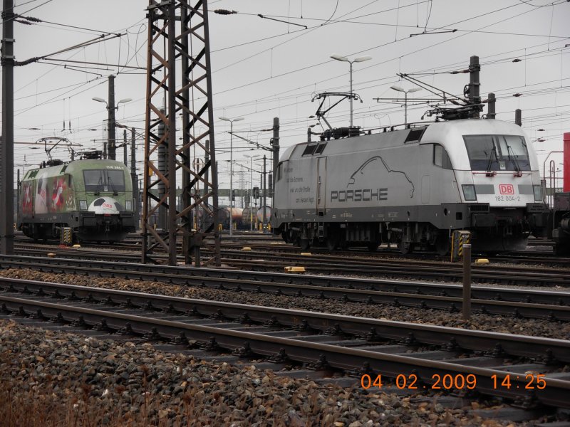 Zwei absolute Stars (Porsche-Lok 182 004-2 der DB sowie EM-Lnderlok  EUROmotion  1116 264-1 der BB) gaben sich am 4.2.2009 auf dem Zentralverschiebebahnhof Wien-Kledering ein Stelldichein.