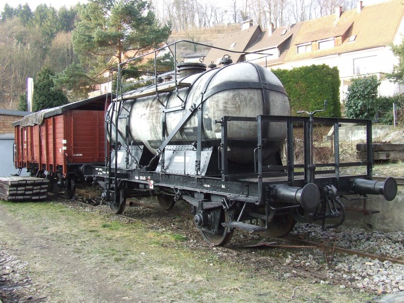 Zwei uerlich aufgearbeitete Wagen der KTB. Der hintere dient als Lager fr das Anfeuerholz. 31.01.09