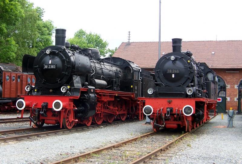 zwei alte Bekannte in trauter Zweisamkeit im Bw Neuenmarkt-Wirsberg. Ein Bild wie in alten Tagen frher im Raum Horb/Rottweil.