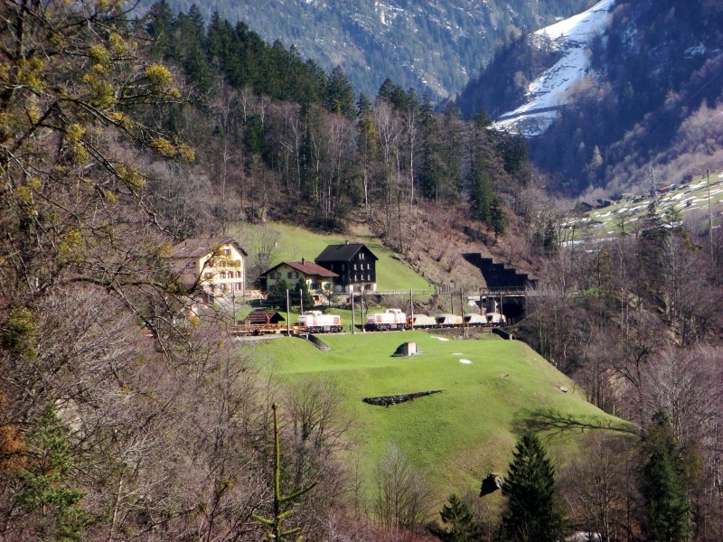 Zwei Am 843 begegnen sich bei Intschi an der Gotthard-Nordrampe am 28.03.2008