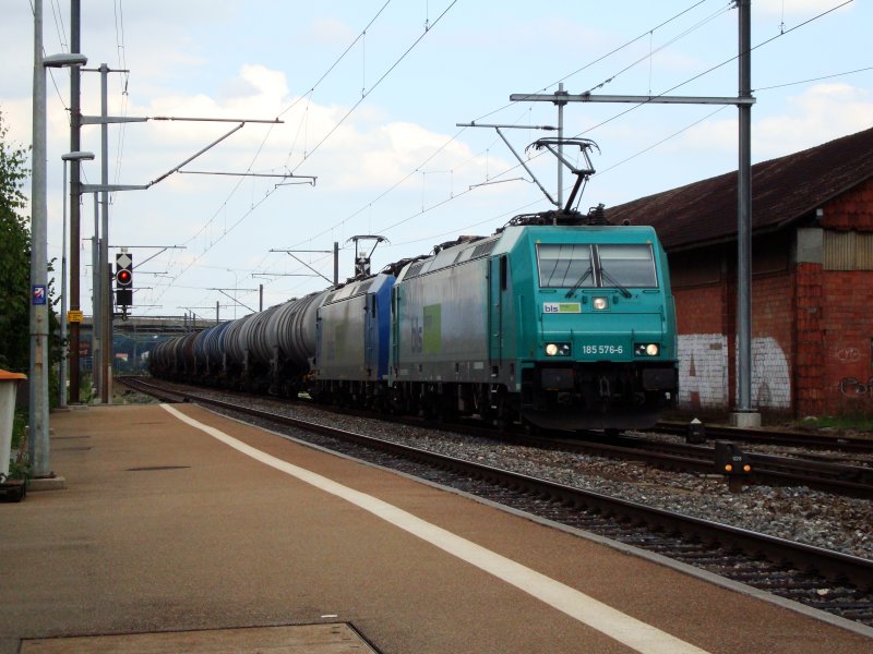 Zwei ATC 185 der bls sind am 25.08.2008 mit einem Kesselzug bei Pieterlen unterwegs.