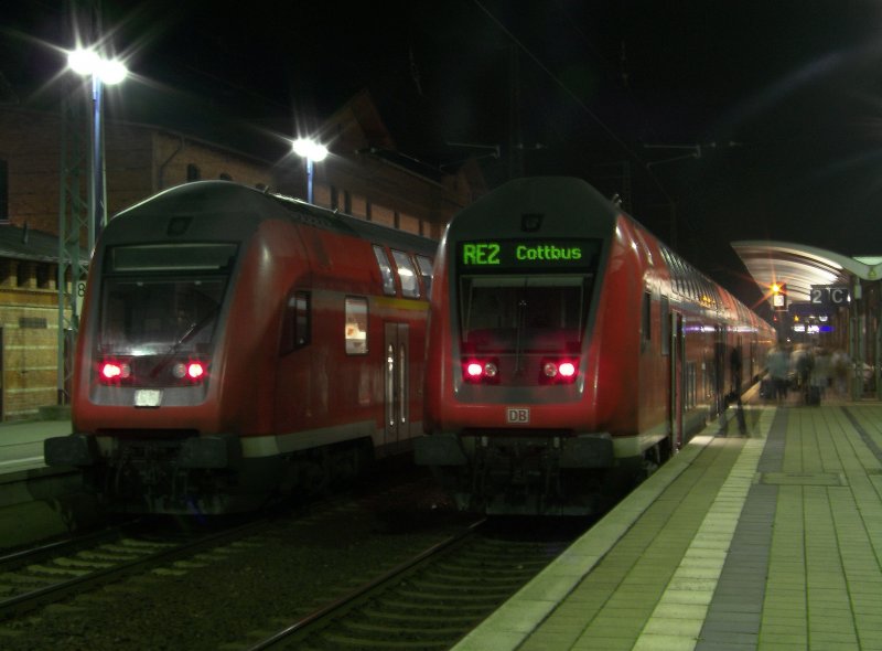 Zwei auf einen Schlag. Links ist die RB14 aus Knigs Wusterhausen gerade angekommen und rechts fhrt der RE2 nach Cottbus weiter. Lbbenau/Spreewald den 02.11.2008