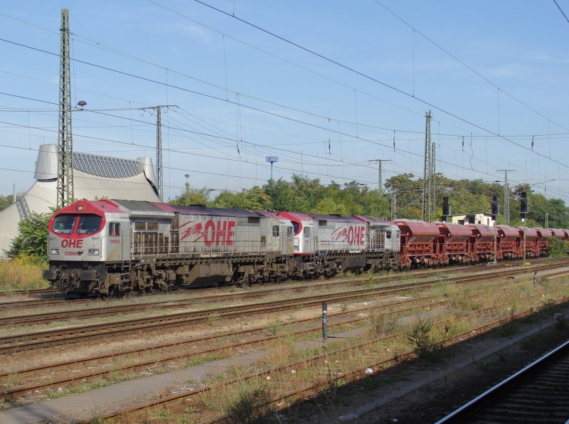 Zwei auf einen Streich heute in Magdeburg Hbf. Der OHE-Tiger mit der Nummer 330090 zieht einen Kollegen und einen langen Zug Selbstentladewagen in Richtung Braunschweig. Fotografiert am 08.09.2009 von Gleis 8.