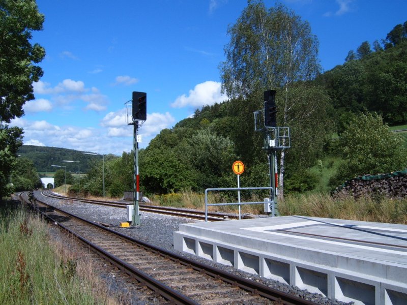 Zwei Ausfahrsignale im Oberkochener Bahnhof - fotografiert am 23.06.07.