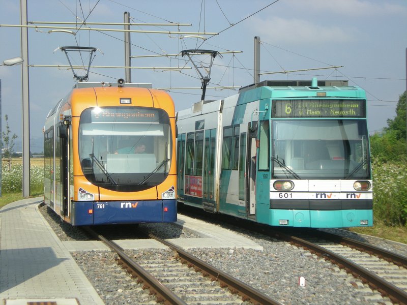 Zwei Bahnen der Linie 6 warten an der Endhaltestelle Rangierbahnhof auf den nchsten Einsatz. Eine wird ber Neuostheim, die andere ber Neuhermsheim nach LU-Rheingnheim fahren. Aufgenommen am 19.07.2007. 