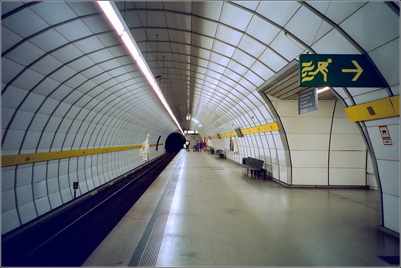 Zwei Bahnsteig-Röhren - 

Der U-Bahnhof Lehel an den Linien U4 und U5 befindet sich in tiefer Lage unter der Bebauung. 

München, Scan, August 2003 (M)