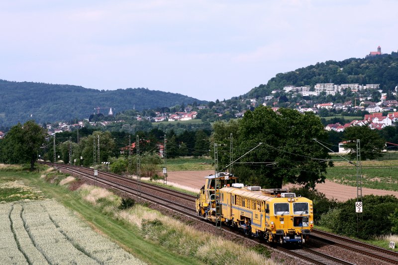 Zwei Baumaschinen (Stopfexpress + Besen) sind am 14.06.08 an der Bergstrae Richtung Mannheim fahrend unterwegs. Die Aufnahme entstand zwischen Ltzelsachsen und Grosachsen-Heddesheim.