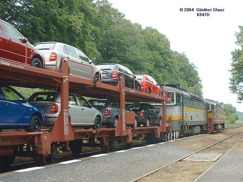 Zwei Baureihe 753 mit Auto-Ganzzug fhrt am 16.06.2004 von Liberec - Frydlant durch den Bahnhof Visnova nach Polen.