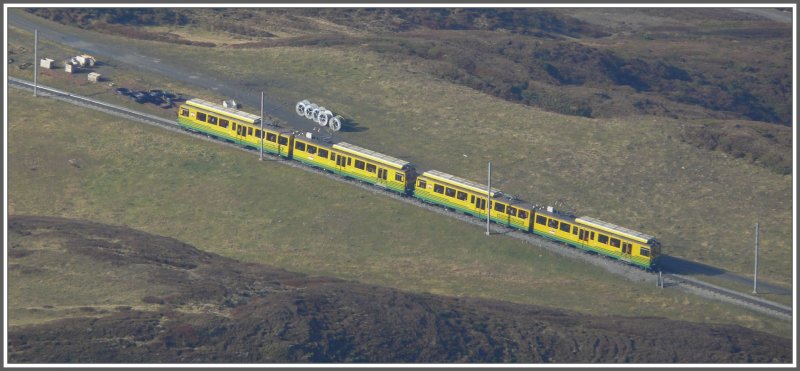 Zwei BDhe 4/8 der WAB fahren bei Salzegg Richtung Grindelwald.
Foto aufgenommen von der Station Eigergletscher JB. (11.10.2007)