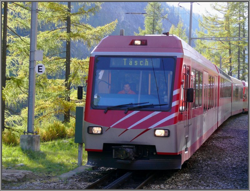 Zwei BDseh 4/8 des Zermatt Shuttle kommen uns bei der Ausweichstelle Kalter Boden zwischen Zermatt und Tsch entgegen.
(20.10.2007)