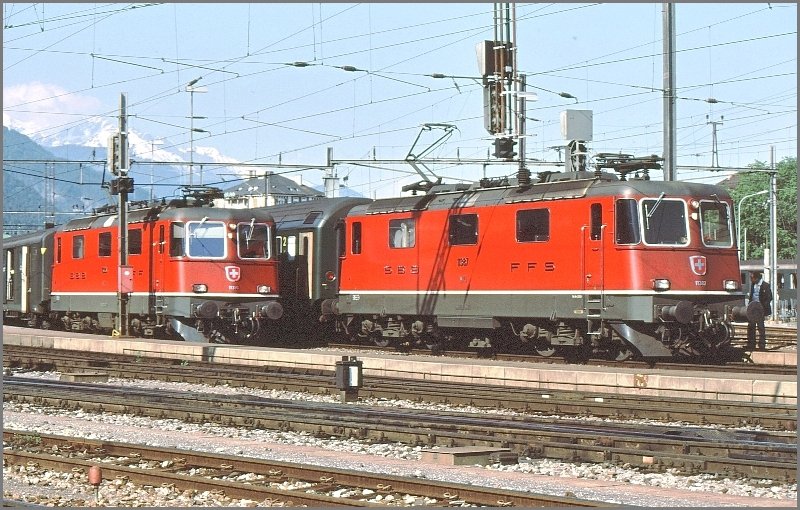 Zwei bereits rote Re 4/4 II in Chur. (Archiv 05/89)