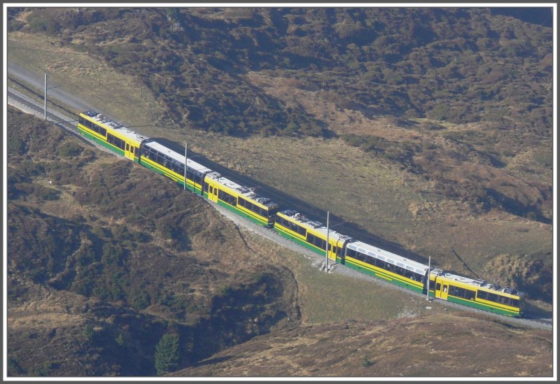 Zwei Bhe 4/8 Panoramatriebwagen auf der Talfahrt nach Grindelwald bei Salzegg. Aufgenommen von der Station Eigergletscher JB. (11.10.2007)