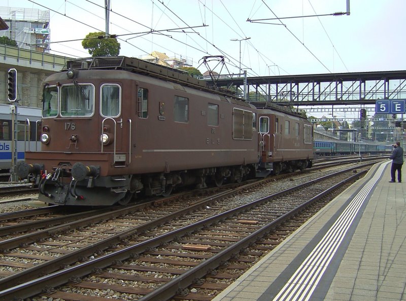 Zwei BLS Re 4/4 am 03.11.2007 bei der Durchfahrt in Spiez. 