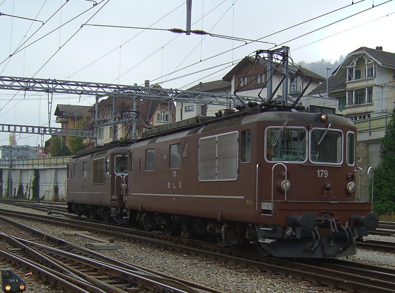 Zwei BLS Re 4/4 am 03.11.2007 bei der Durchfahrt in Spiez. 