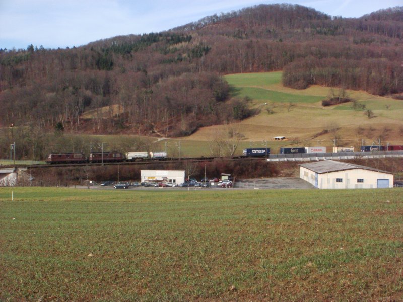 Zwei BLS Re 4/4 mit GZwischen Gelterkinden und Sissach am 08.01.2008