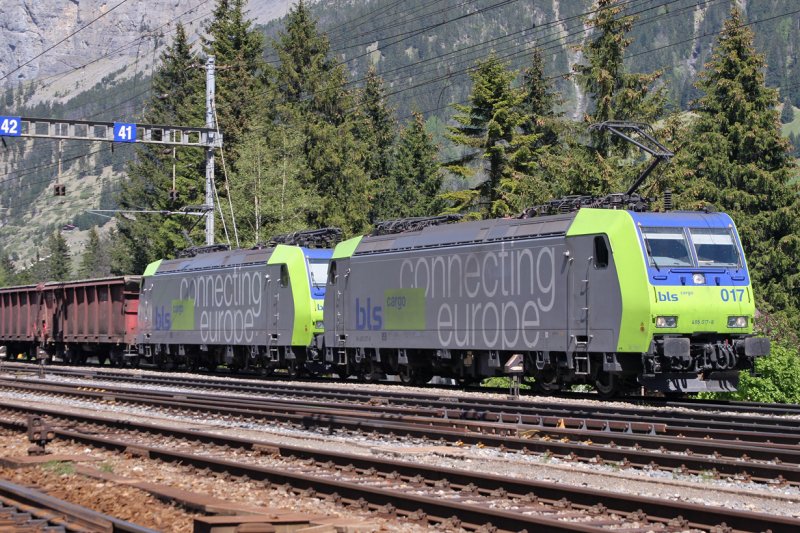 zwei BLS Re485 im Bahnhof Kandersteg, mit der ersten Hlfte eines Tonerdezuges, warten auf den zweiten grsseren Teil der von zwei BLS Re465 gezogen wird