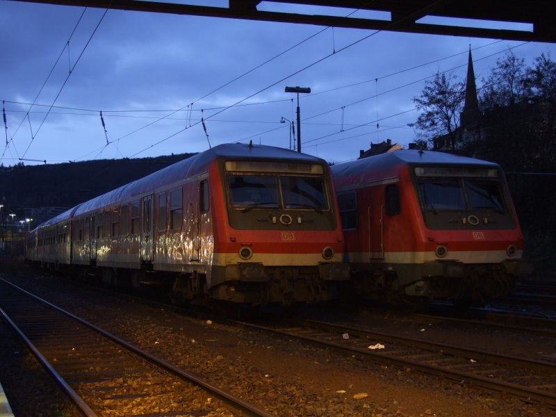 Zwei Bn Wagenpaare inklusive einer Lok der Baureihe 143er am Morgen des 06.12.08 abgestellt in Bingen Hbf