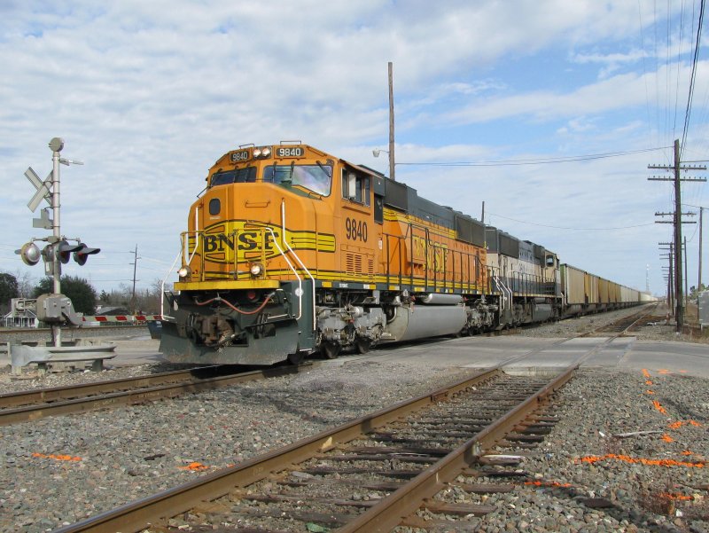 Zwei BNSF Loks mit einem langen, leeren Kohlezug am 30.1.2008 in Rosenberg (bei Houston, Texas). Am Zugschluss schoben zwei BNSF Loks nach.