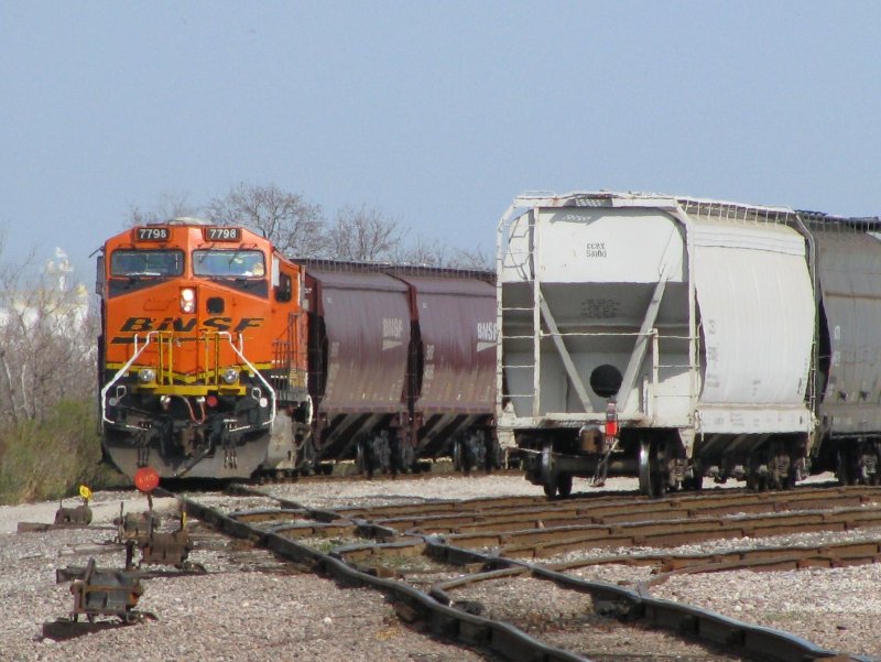 Zwei BNSF Loks mit einem Gterzug am 2.2.2008 in Galveston (Texas).
