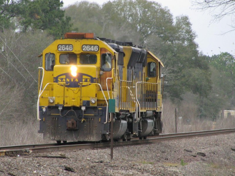 Zwei BNSF Loks mit Santa Fe Lackierung am 28.1.2008 in Sealy (bei Houston, Texas).