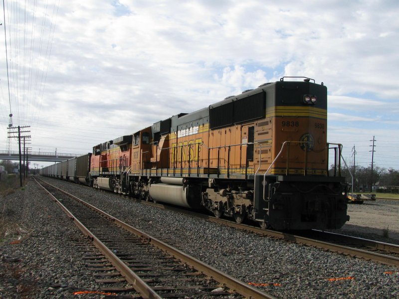Zwei BNSF Loks schieben einen langen Gterzug nach. Aufgenommen am 30.1.2008 in Rosenberg (bei Houston, Texas).
