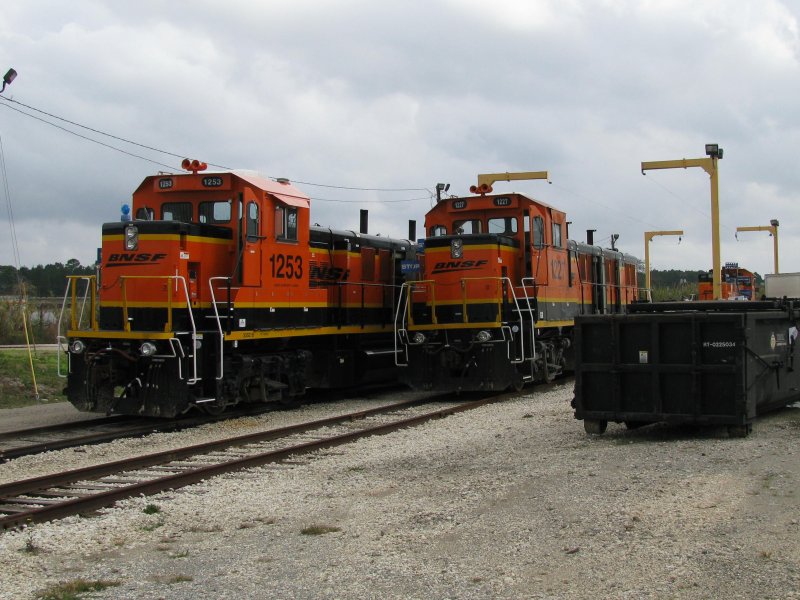 Zwei BNSF Loks sind am 4.2.2008 in Houston (Texas) abgestellt. 
