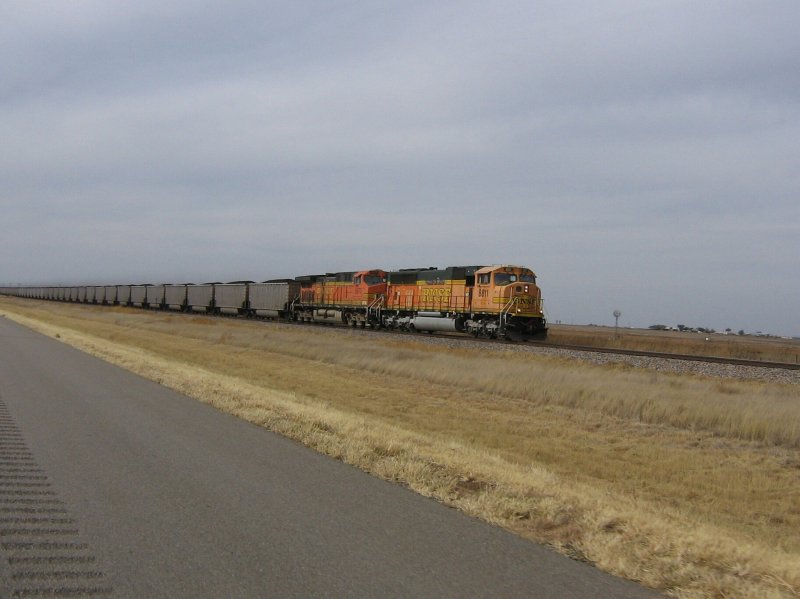 Zwei BNSF Loks sind mit einem Gterzug am 10.11.2007 zwischen Dallas und Amarillo (Texas) unterwegs.