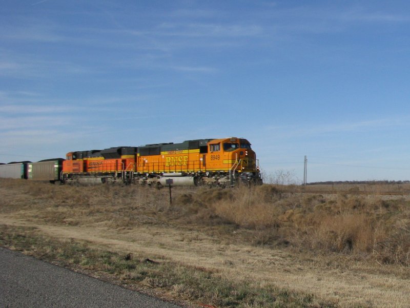 Zwei BNSF Loks sind mit einem Gterzug zwischen Dallas und Amarillo unterwegs. (2.1.2008)