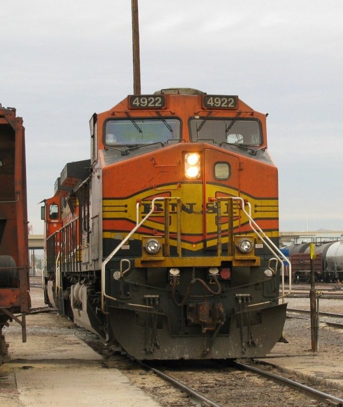 Zwei BNSF Loks warten am 5.1.2008 in einem Betriebswerk in Phoenix (Arizona) auf weitere Aufgaben.