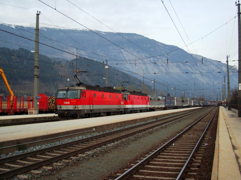 Zwei BR 1144 fahren am 18.11.2008 mit einem GZ zum Brenner durch Schwaz.