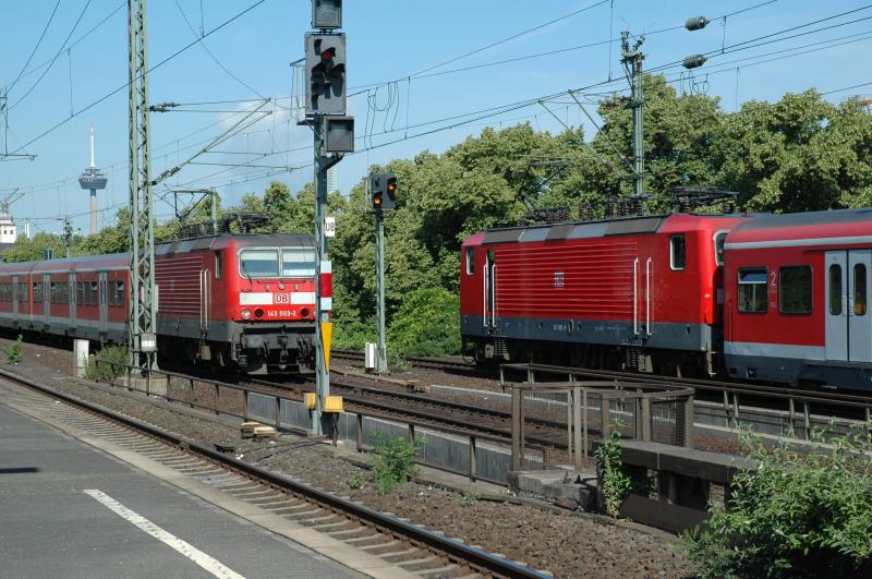 Zwei BR 143 begegnen sich im Bahnhof Kln-Deutz; 23.06.2006