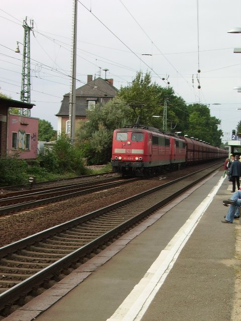 Zwei BR 151 der DB mit einen Kohlewagenzug in Maintal Ost.