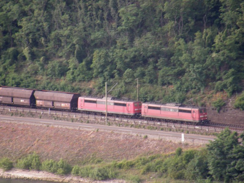 Zwei BR 151 ziehen einen Kohlezug die linke Rheinstrecke in Richtung Wiesbaden herab. (Oberwesel, 06.07.2008)