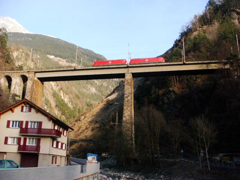 Zwei BR 185 auf der Maderanertalbrcke bei Amsteg am 24.01.2008