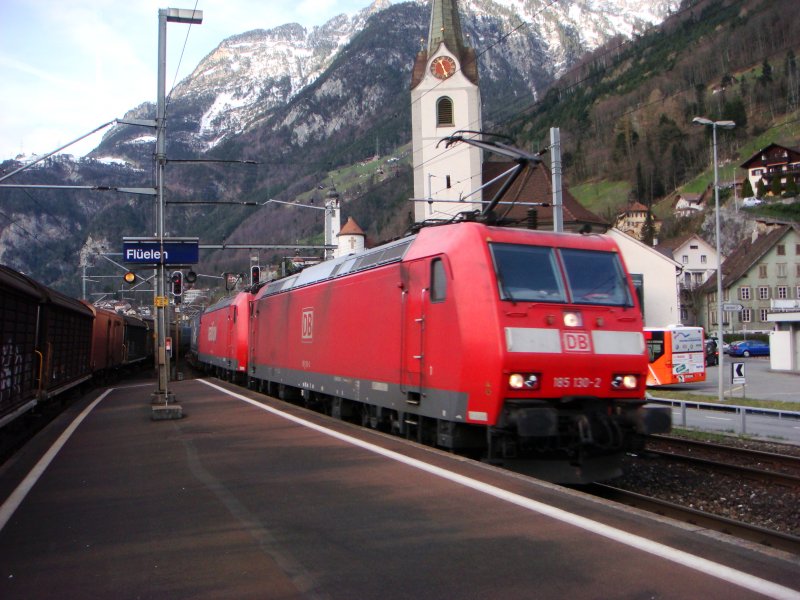 Zwei BR 185 bei der Durchfahrt mit einem GZ in Flelen am 26.03.2008