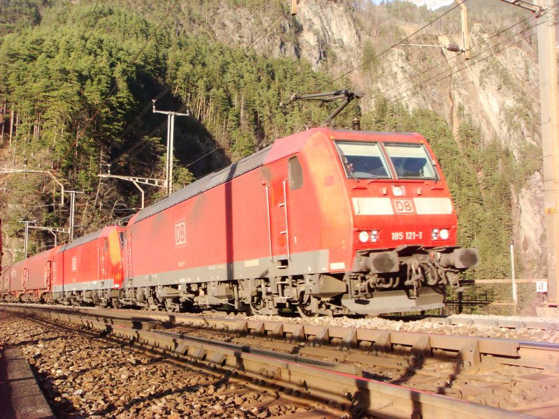 Zwei BR 185 mit GZ auf der Maderanertalbrcke bei Amsteg am 24.01.2008 