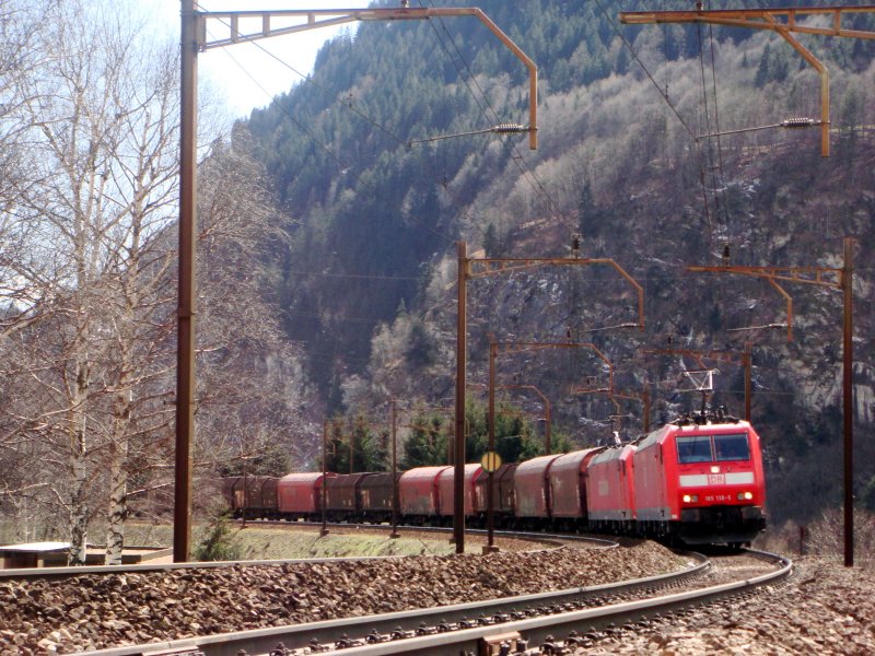 Zwei BR 185 mit GZ unterhalb von Faido am 26.03.2008