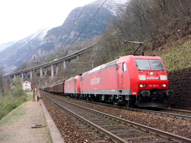 Zwei BR 185 mit GZ am 03.04.2008 in der Biaschina.