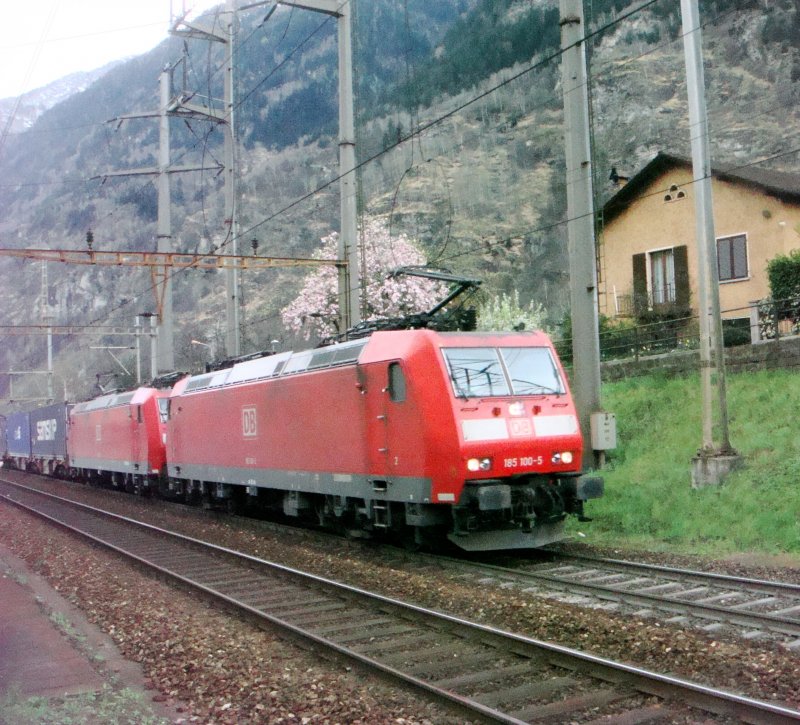 Zwei BR 185 mit GZ oberhalb von Bodio am 03.04.2008