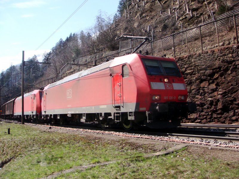 Zwei BR 185 wechseln am 28.03.2008 demnchst die Talseite, aufgenommenh bei Intschi.