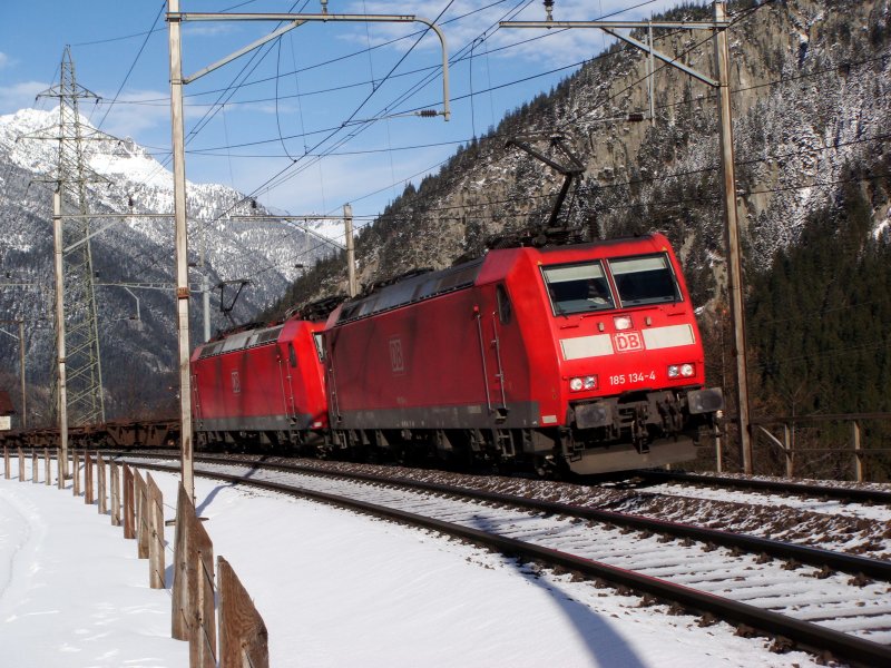 Zwei BR 185 ziehen am 23.01.2008 einen G�terzug die Gotthard-Nordrampe hinauf.Die Aufnahme entstand kurz vor G�schenen.