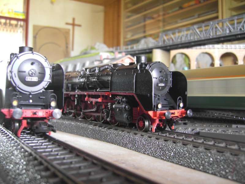Zwei BR 45 nebeneinander. Links 45 020 und Rechts 45 004 im hintergrund rausch ein Eeil Zug forbei.