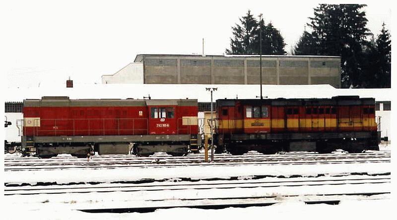 Zwei BR 742, die linke 742 193, warten im Januar 1999 in Furth im Walde auf  Arbeit  nach Tschechien.