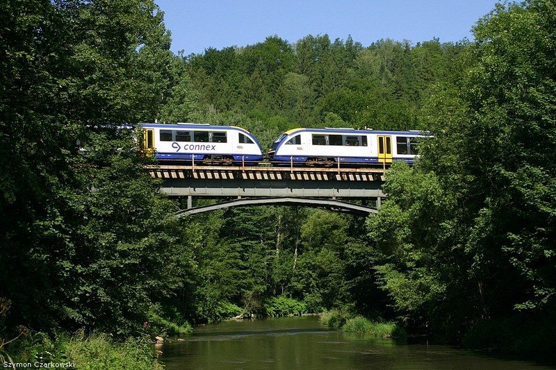Zwei BR642 als Personenzug nach Liberec. Brcke ber die Lausitzer Neie in der Nache von Hirschfelde, 14.07.2007