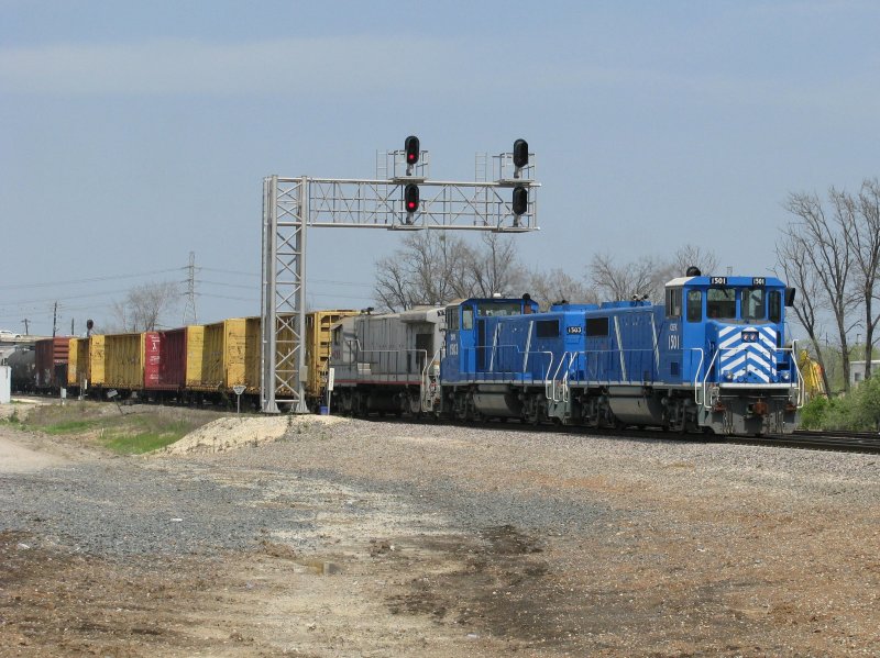 Zwei CEFX Loks und eine graue UP Lok sind am 16.3.2008 in Houston (Texas).