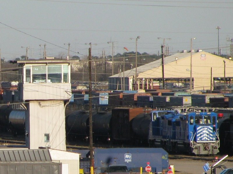 Zwei CEFX Loks mit einem Gterzug in einem Rangierbahnhof in Houston (Texas). Links ist ein Stellwerkturm zu sehen. Aufgenommen am 13.1.2008.