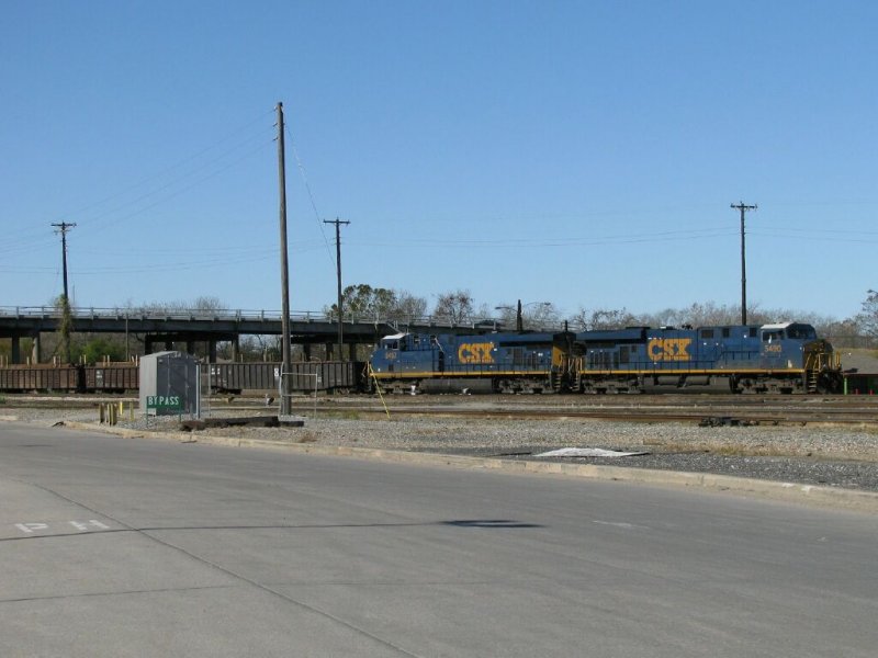 Zwei CSX Loks mit einem Gterzug am 1.1.2008 in Houston (Texas).