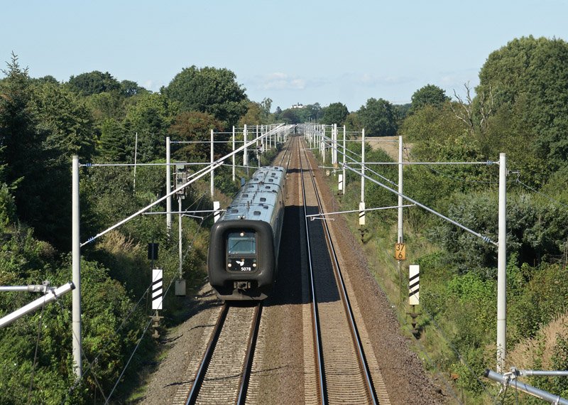 Zwei dnische IC 3 ( Gumminase ) passieren am 30.08.2008 als EC nach Hamburg Hbf den Kilometer 36,7 in Delingsdorf sdlich von Ahrensburg.