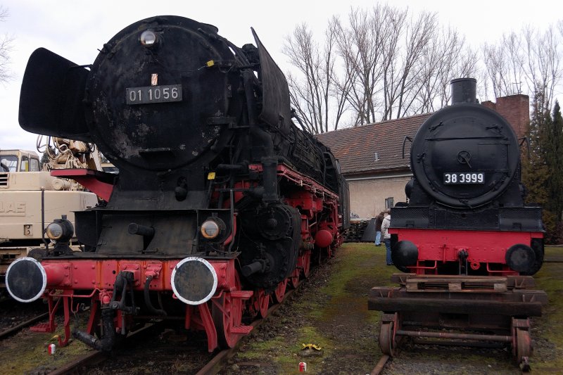 Zwei Dampfrsser unter sich: 01 1056 und 38 3999, beide leider weder betriebs- noch rollfhig, im Auengelnde des Eisenbahnmuseums Darmstadt-Kranichstein. 38 3999 birgt noch ein besonderes Geheimnis... (15.02.2009).