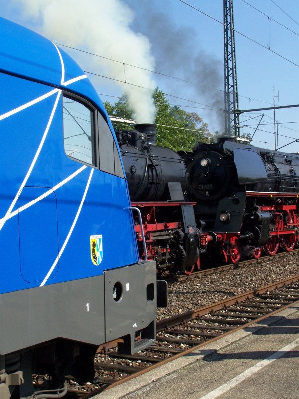 Zwei Dapfloks, einemal 01 533 und 58 311 wurden mit schnittigem Blick des MBW-Taurus Br.1116 im Bahnhof Gppingen betrachtet.